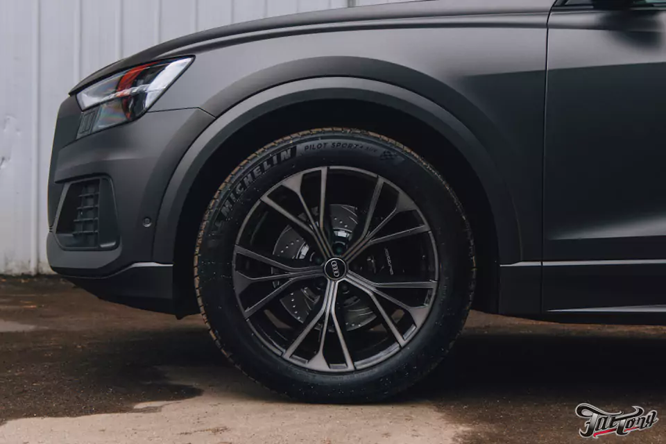 Оклеили Audi Q8 серым матовым полиуретаном, установили усиленные тормозные диски и колодки, окрасили суппорта, сделали антихром, произвели комплекс детейлинг-услуг